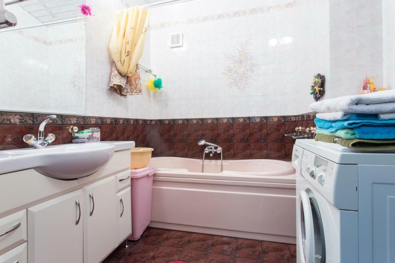 Apartment In The Center Of Kharkiv Exterior photo