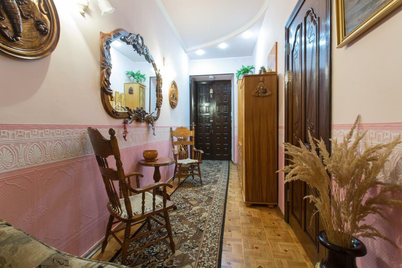 Apartment In The Center Of Kharkiv Exterior photo
